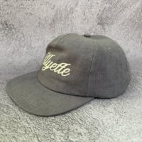 Casquette de baseball 5 panneaux en chanvre gris délavé, personnalisée en usine, avec broderie de lettres cursives blanc laiteux vintage, style sportif, couronne haute et visière plate