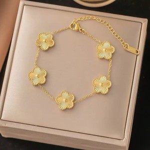 Pulseras RINHOO de acero inoxidable 316L con diseño de flor de cinco hojas para mujer, <span class=keywords><strong>pulsera</strong></span> de metal chapada en PVD de 18K, regalo de joyería romántica para fiesta. - Product Image 5