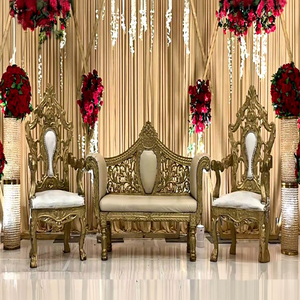 ชุดโซฟาแต่งงานสไตล์คลาสสิคสำหรับห้องจัดเลี้ยง ชุดโซฟาแต่งงานสีทองแกะสลักแบบราชวงศ์ พร้อมเก้าอี้ทรงบัลลังก์สำหรับงานอันวิจิตรงดงาม - Product Image 1