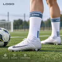 Chaussettes de football à logo et grip, blanches et bleu roi, pour le football en terrain, vente en gros, développement tricoté, inspection de la qualité