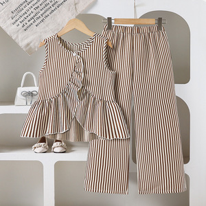 Ensemble haut rayé sans manches à volants et pantalon ample à jambes droites pour enfants, confort illimité, idéal pour les activités quotidiennes décontractées, tenue d'été - Product Image 1