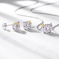 Collier pendentif solitaire en moissanite ronde en argent sterling S925, avec accent cœur bicolore en or à quatre griffes, collier délicat et romantique