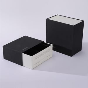Caja de Perfume Personalizada de Alta Gama, Caja Rígida de Cartón Hecha a Mano, Negra y Blanca, Logotipo en Relieve/Bajo Relieve, Laminación Mate para Boutique Personalizada - Product Image 1