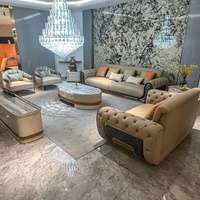 Italienische Luxusvilla: Großes, hochwertiges, bewegliches Massivholzsofa mit Schnallen und Muscheldesign für luxuriöse Wohnzimmer in Herrenhäusern