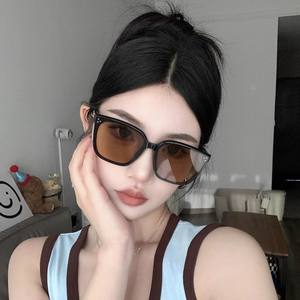 Gafas de Sol de Alta Gama con Montura Grande Negra, Protección UV400 para Hombres con Rostros Cuadrados y Redondos, Montura Elegante de PC, Lentes AC con Remaches de Puntos - Product Image 5