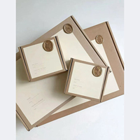 Boîte d'expédition en carton ondulé kraft mat écologique personnalisée avec fermeture magnétique et insert |   Emballage pour soins de la peau imprimé en quatre couleurs |   Artisan