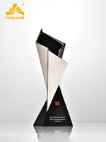 Trophée Géométrique Créatif en Métal Plié Holywell 2026, Nouvelle Arrivée, Premium, Argent, Base Noire, Étanche, Gravé