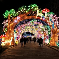 Oster-Seidenlaterne Waldbogen-Laterne mit Hirsch, Schmetterling, Elfe, Blumen und Baum-Skulptur für Themenpark-Lichtfestival und Lichtinstallation