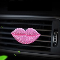 Diffuseur d'aromathérapie de luxe pour voiture, motif lèvres rouges diamantées, à fixation sur grille d'aération, avec capteur de vibration et fonctions d'air frais
