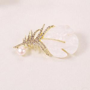 Broche en résine et alliage de plumes de camélia creuses à la mode, avec perle d'eau douce, pour cadeau - Product Image 3