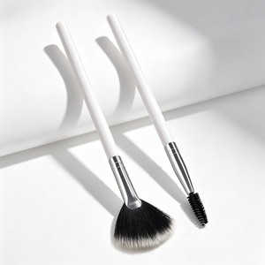 Pinceau de maquillage professionnel 2-en-1 en nylon à manche en bois blanc pour poudre et blush, avec peigne à sourcils et cils – Vente en gros usine sous marque privée - Product Image 1