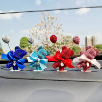 Ornement de voiture et décoration de gâteau en plastique, style coréen, petit ours créatif et personnalisé, orné de diamants, tenant un ballon