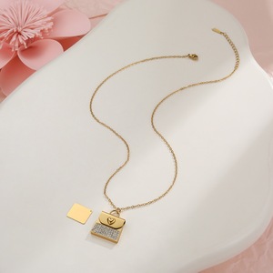 <span class=keywords><strong>Collier</strong></span> avec pendentif en forme de sac ouvrable en acier inoxydable plaqué <span class=keywords><strong>or</strong></span> personnalisé avec un nom gravé sur mesure pour la Saint-Valentin - Product Image 4