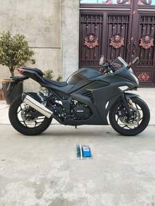 La <span class=keywords><strong>Kawasaki</strong></span> <span class=keywords><strong>Ninja</strong></span> 250cc, un best-seller incontournable, est une moto à essence idéale pour les débutants - Product Image 2