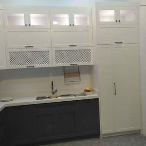 Gabinete de Cocina Interior con Puertas Estilo Shaker en Gris y Blanco Europeo - Product Image 3