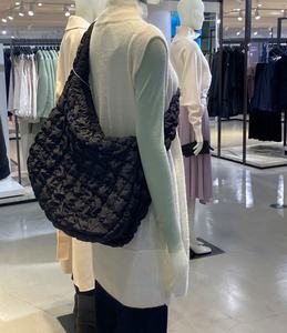 Sac fourre-tout hobo noir surdimensionné en nylon pour femme, nouveau sac à bandoulière matelassé plissé effet nuage, léger et grand format, pour l'automne - Product Image 4