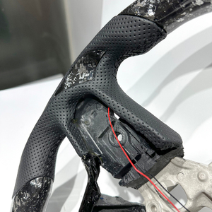 Volant sport en fibre de carbone forgée LED de style course, conçu avec raffinement, pour les voitures Dodge RAM 1500 2500 3500 TRX. - Product Image 5
