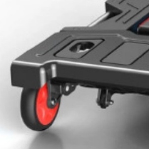 Carrito de mano plegable con cuatro ruedas, plataforma de plástico roja y negra para compras, estructura de acero. - Product Image 4