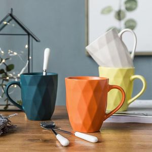 Mug en céramique de qualité supérieure, couleur unie, motif losanges en relief, tasse en céramique simple - Product Image 1