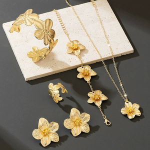 Offre Spéciale femmes plaqué <span class=keywords><strong>or</strong></span> bohème collier floral ensemble simple mais élégant superposition pièces pour les fêtes <span class=keywords><strong>de</strong></span> mode <span class=keywords><strong>de</strong></span> rue cadeau - Product Image 3