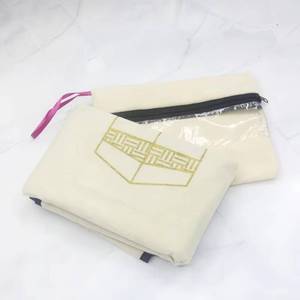 Alfombra de Oración Musulmana Portátil de Terciopelo con Diseño de la Kaaba, Juego Completo de Tasbih con Base Antideslizante - Product Image 1