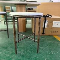 Table d'appoint ronde de luxe OAKEN pour salon, plateau en marbre, structure en métal bronze forgé à la main, table d'angle Wabi Sabi pour canapé