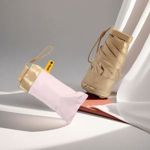 Parapluie de poche moderne à cinq plis avec protection UV, couleur personnalisée, ouverture semi-automatique, boîte cadeau en plastique doré - Product Image 3