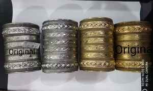 Bracelets en acier inoxydable gravés sur mesure avec un motif floral, alliant un savoir-faire intemporel et un style contemporain pour les fêtes - Product Image 3