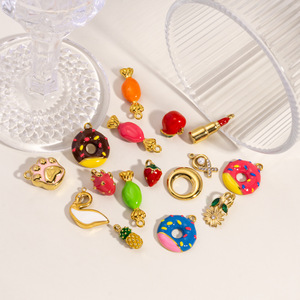 Selección de Dulces |   Colgantes de Acero Inoxidable Chapados en Oro PVD de 18K para Fabricación de Joyería DIY |   Divertidos Dijes de Frutas con Forma de Donut - Product Image 5