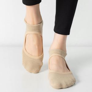 Chaussettes athlétiques professionnelles Pilates en coton peigné épais pour femmes - Product Image 3