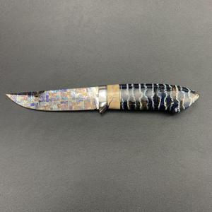 Cuchillo Fijo de Edición Coleccionista con Hoja de Damasco Mosaico, Dientes de Mamut Blanco y Hielo, con Mango de Madera para Caza y Exhibición - Product Image 1