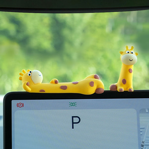 Décoration de voiture en résine Ruijie, girafe de dessin animé, ornement d'écran de tableau de bord, jouet en peluche mignon pour la décoration intérieure de voiture - Product Image 2
