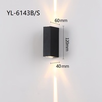 Lumière extérieure décorée d'un faisceau lumineux, lampe murale LED carrée en aluminium étanche IP65 pour jardin
