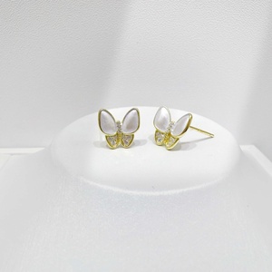 Boucles d'oreilles clous papillon en argent 925 plaqué or 18 carats, hypoallergéniques, avec perle et fleur, pour usage quotidien - Product Image 4