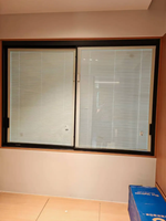 Ventana corrediza de aluminio personalizada con persianas integradas, insonorizada, con aislamiento térmico y doble vidrio templado