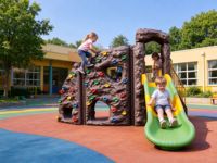 Structure d'escalade pour enfants avec toboggan, équipement de jeu extérieur, mur d'escalade et toboggan combinés pour maternelle