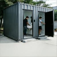 Toilettes conteneurisées portables modernes et écologiques de 20 pieds, personnalisables, en panneaux sandwich, pour bureaux, bâtiments et hôtels