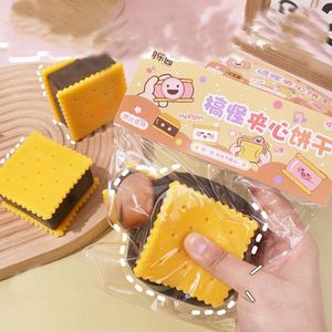 Jouet Squishy en TPR en forme de sandwich au chocolat, créatif et amusant, 6,5 cm, anti-stress, cadeau pour enfants et adultes, pour moments de détente - Product Image 3