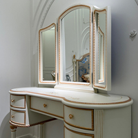 Commode de maquillage et coiffeuse blanche ornée à 5 tiroirs avec miroir triple, style classique français et finition dorée