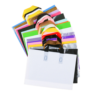 Bolsa de plástico de color personalizado Impresión de logotipo de alta calidad Mango de parche Portador de embalaje Bolsa de embalaje de plástico de compras - Product Image 1