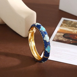Pulsera de dijes apilables vintage para mujer, estilo Palacio, chapada en oro, de latón, con pétalos de esmalte líquido de color fresco y dulce - Product Image 5