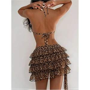 ชุดบิกินี่ลายเสือดาวสำหรับผู้หญิงแบบ 3 ชิ้น ชุดว่ายน้ำแบบผูกคอเว้าสูง พร้อมกระโปรงคลุม ผ้าสแปนเด็กซ์โพลีเอสเตอร์ยืดได้ - Product Image 4