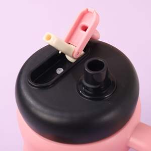 แก้วน้ำพลาสติกพกพาพร้อมหลอดดูด ลายการ์ตูนน่ารักสำหรับเด็ก มีหูจับ ขนาด 700 มล. แก้วน้ำพลาสติกสองชั้นลายตุ๊กตา - Product Image 5