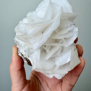 ดอกไม้แคลไซต์สีขาวเรืองแสงแบบพื้นเมือง ตัวอย่างดอกไม้ที่ตอบสนองต่อรังสียูวี เป็นมิตรกับสิ่งแวดล้อม ธีมความรัก - Product Image 3