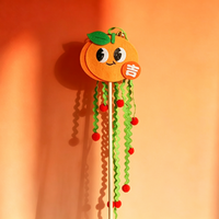 Jouet d'exercice créatif pour chat en feutre et plumes, aux couleurs festives et motifs de dessins animés ; personnalisable pour l'entraînement des chats