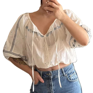 Blusa de Mujer Estilo Campestre Francés Vintage, Tejida, Transpirable, con Encaje Bordado, Cuello Redondo, Manga Corta Abullonada y Lazos, ODM - Product Image 1