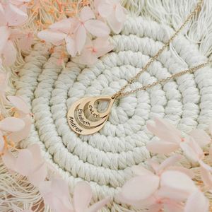 สร้อยคอพร้อมจี้ดีไซน์สุดสวยแบบมีลายปักทำจากเหล็กสองโทน - Product Image 4