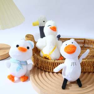 Porte-clés en peluche personnalisé pour filles, jouet mignon en forme de dessin animé, mini-animal en peluche durable et écologique, vente en gros - Product Image 3