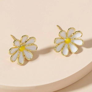 Orecchini a Perno con Fiore Dorato, Placcati in Oro 22k, con Cristalli e Strass, Design Unisex E3896 - Product Image 5