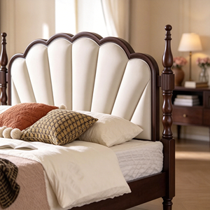 Base de Cama Tapizada Tradicional Tamaño Queen con Cabecera de Tela y Postes de Madera - Product Image 5